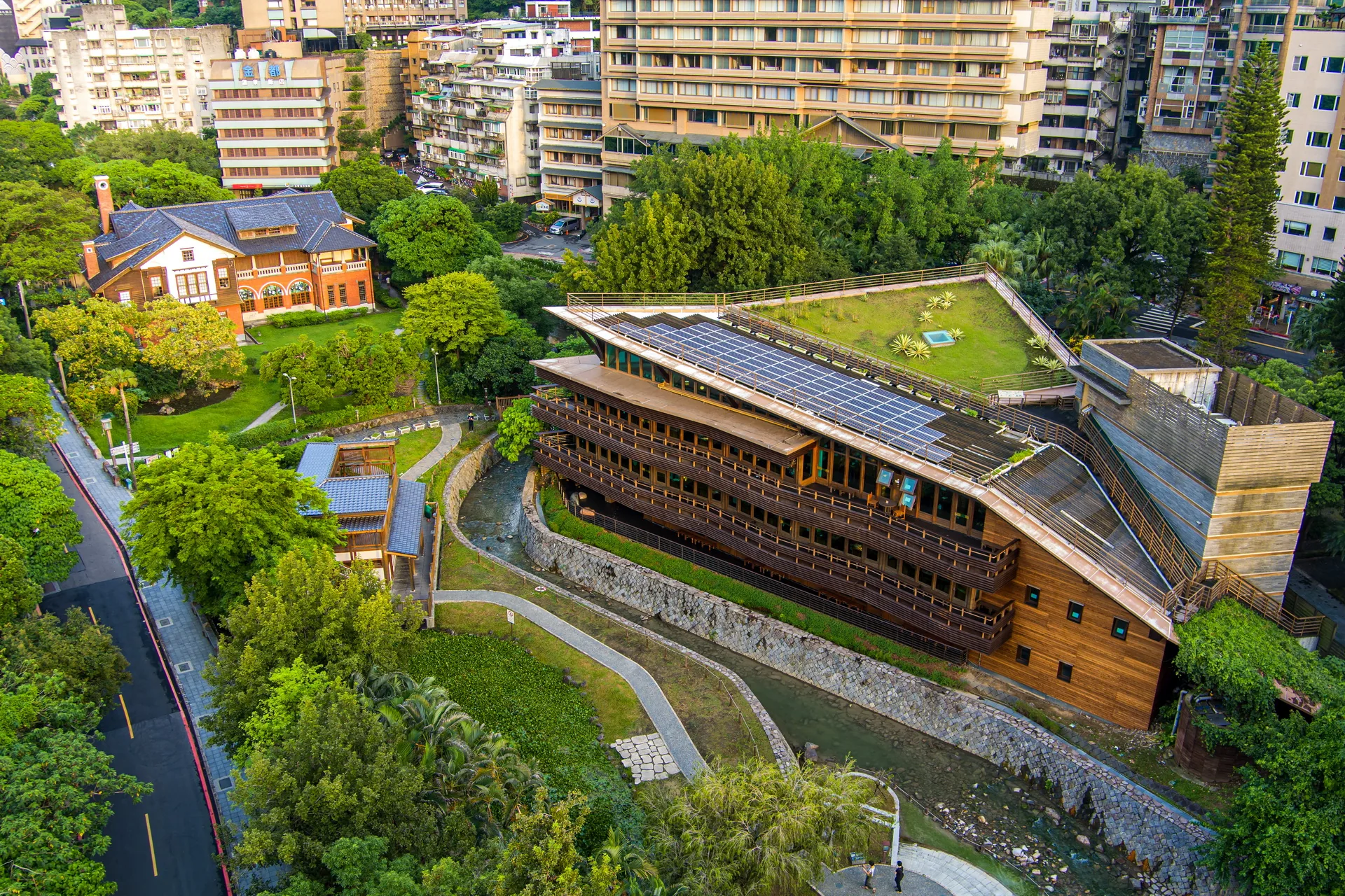 臺北市立圖書館北投分館木造綠建築與周邊綠意